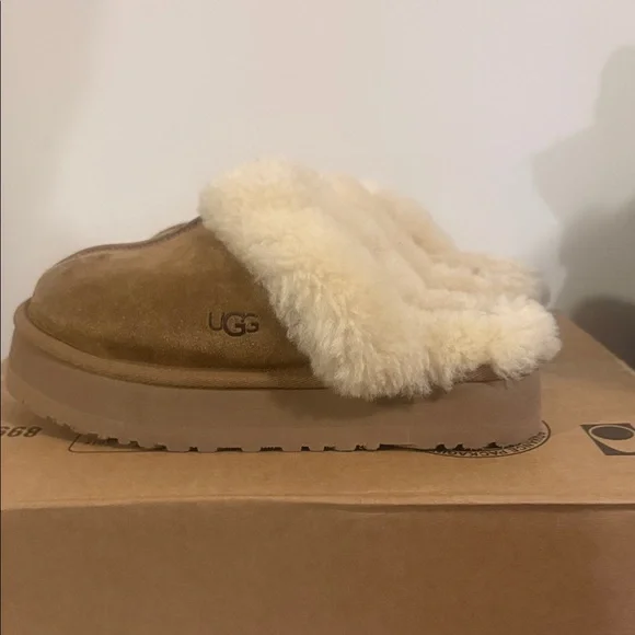 UGG Tan and Cream Shearling Slippers for kids - Picture 2 of 12